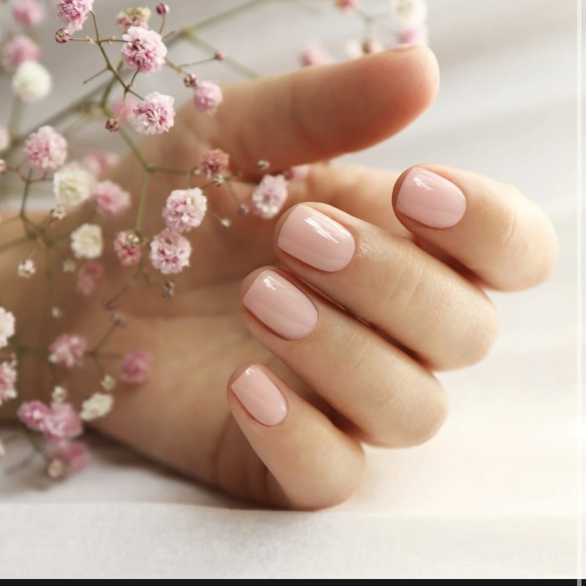 Soft pink gellak manicure with baby's breath flowers